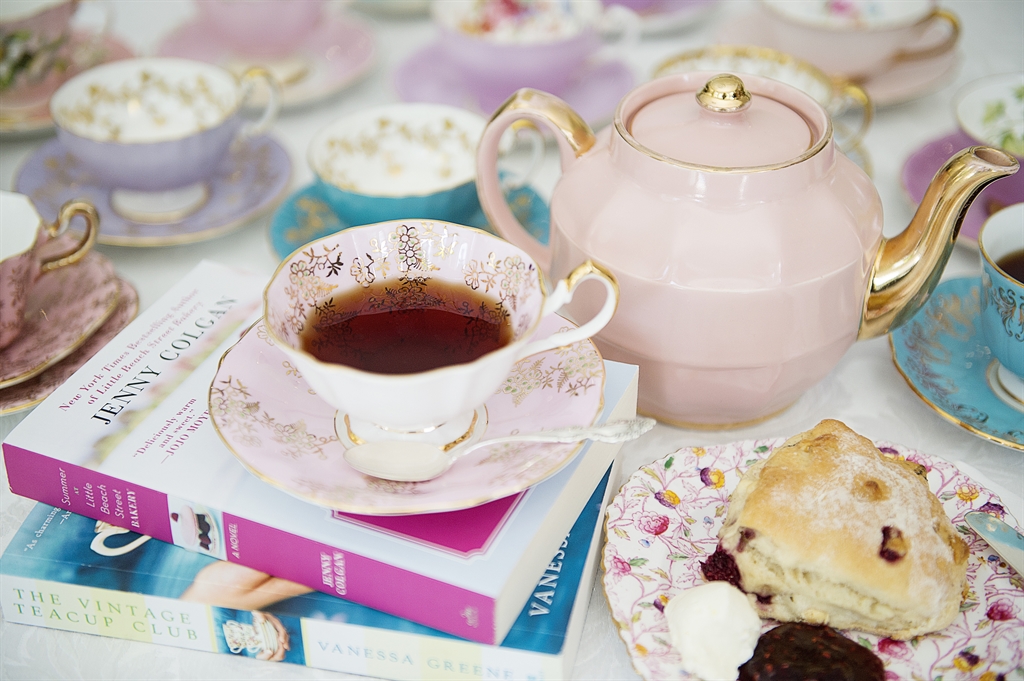 Classic breakfast tea with teacup, teapot and scones